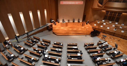 다음달부터 대형교회 등 다중이용건축물은 3년마다 안전점검을 받아야 한다. 서울의 한 교회에서 부활절 예배 행사가 진행되고 있다.<연합뉴스>